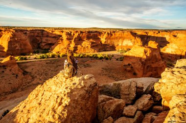 Kanyon de Chelly Ulusal Anıtı'nda bir yürüyüşçü