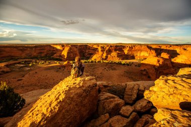 Kanyon de Chelly Ulusal Anıtı'nda bir yürüyüşçü