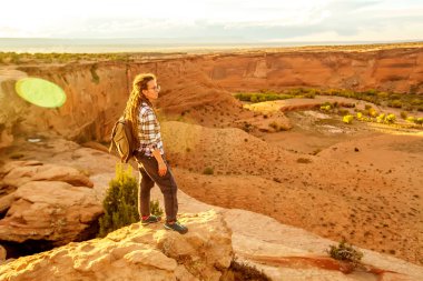 Kanyon de Chelly Ulusal Anıtı'nda bir yürüyüşçü