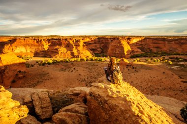 Kanyon de Chelly Ulusal Anıtı'nda bir yürüyüşçü
