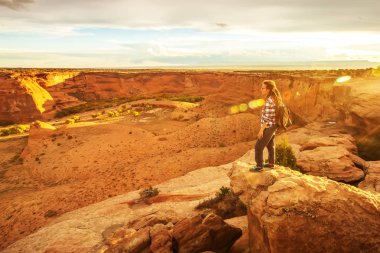 Kanyon de Chelly Ulusal Anıtı'nda bir yürüyüşçü