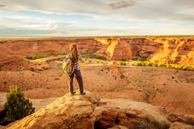 Kanyon de Chelly Ulusal Anıtı'nda bir yürüyüşçü