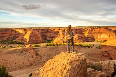 Kanyon de Chelly Ulusal Anıtı'nda bir yürüyüşçü