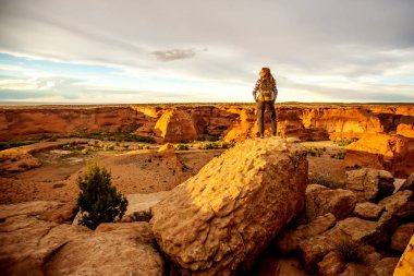 Kanyon de Chelly Ulusal Anıtı'nda bir yürüyüşçü