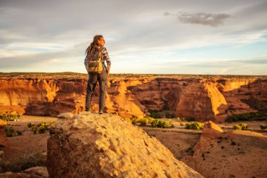 Kanyon de Chelly Ulusal Anıtı'nda bir yürüyüşçü