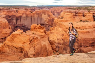 Kanyon de Chelly Ulusal Anıtı'nda bir yürüyüşçü