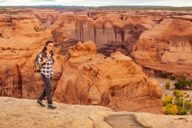 Kanyon de Chelly Ulusal Anıtı'nda bir yürüyüşçü