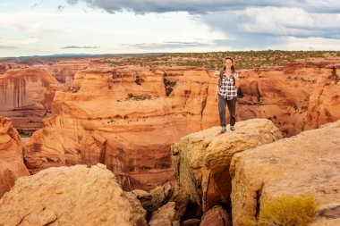 Kanyon de Chelly Ulusal Anıtı'nda bir yürüyüşçü