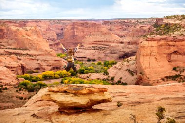 Kanyon de Chelly Ulusal Anıtı'nda bir yürüyüşçü