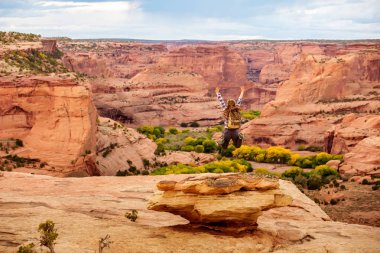 Kanyon de Chelly Ulusal Anıtı'nda bir yürüyüşçü