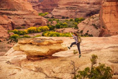 Kanyon de Chelly Ulusal Anıtı'nda bir yürüyüşçü