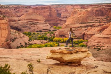 Kanyon de Chelly Ulusal Anıtı'nda bir yürüyüşçü