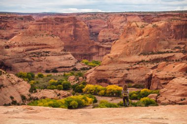 Kanyon de Chelly Ulusal Anıtı'nda bir yürüyüşçü
