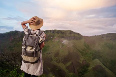 Batur, Bali, Indon dağının tepesinden gün doğumunun tadını çıkaran kadın
