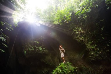 Bali, Endonezya'da ormanda bir kadın 
