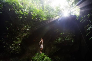 Bali, Endonezya'da ormanda bir kadın 