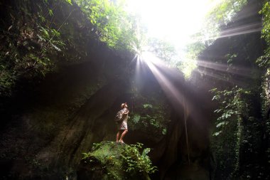 Bali, Endonezya'da ormanda bir kadın 