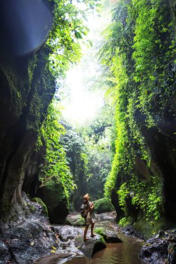 Bali, Endonezya'da ormanda bir kadın 