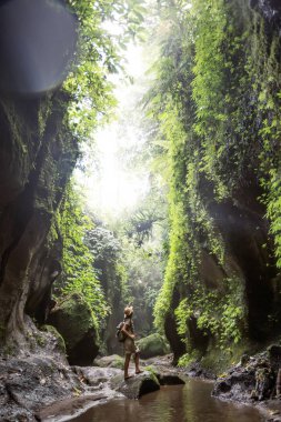 Bali, Endonezya'da ormanda bir kadın 