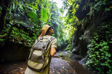Bali, Endonezya'da ormanda bir kadın 