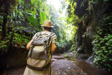 Bali, Endonezya'da ormanda bir kadın 