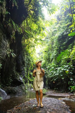 Bali, Endonezya'da ormanda bir kadın 