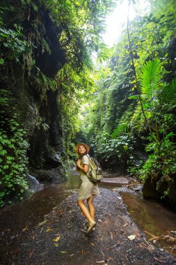 Bali, Endonezya'da ormanda bir kadın 