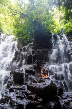 Bali şelale yakınında Kadın uygulamaları yoga, Endonezya