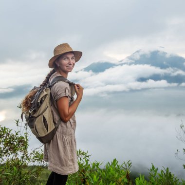 Batur, Bali, Indon dağının tepesinden gün doğumunun tadını çıkaran kadın