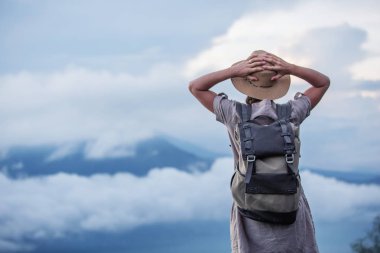 Batur, Bali, Indon dağının tepesinden gün doğumunun tadını çıkaran kadın