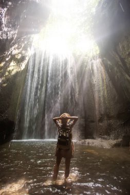 Bali, Endonezya üzerinde şelale yakın kadın 