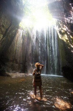 Bali, Endonezya üzerinde şelale yakın kadın 