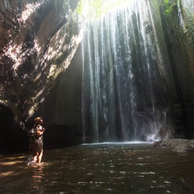 Bali, Endonezya üzerinde şelale yakın kadın 