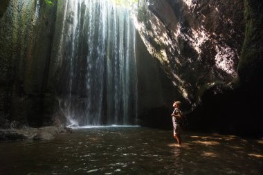 Bali, Endonezya üzerinde şelale yakın kadın 