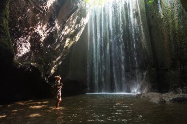 Bali, Endonezya üzerinde şelale yakın kadın 