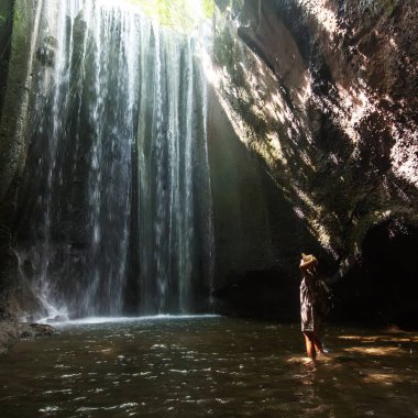 Bali, Endonezya üzerinde şelale yakın kadın 