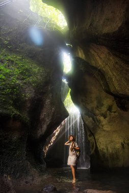 Bali, Endonezya üzerinde şelale yakın kadın 