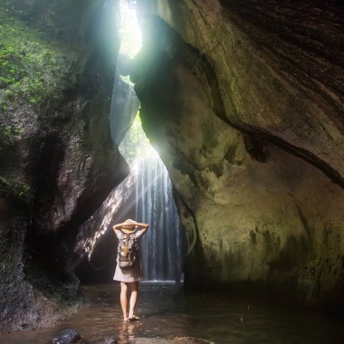 Bali, Endonezya üzerinde şelale yakın kadın 