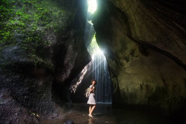 Bali, Endonezya üzerinde şelale yakın kadın 