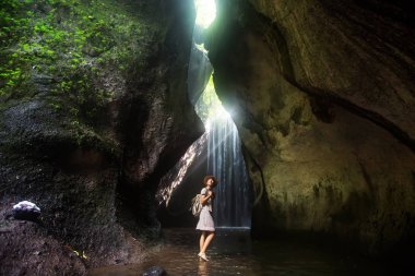 Bali, Endonezya üzerinde şelale yakın kadın 