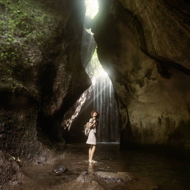 Bali, Endonezya üzerinde şelale yakın kadın 