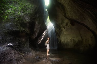 Bali, Endonezya üzerinde şelale yakın kadın 
