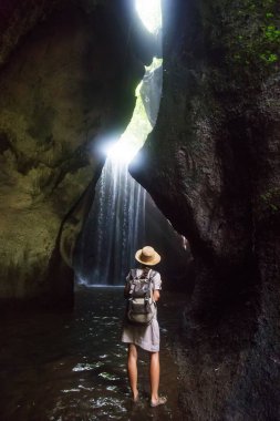 Bali, Endonezya üzerinde şelale yakın kadın 