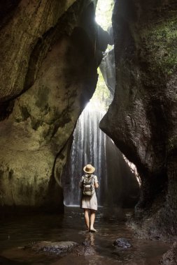 Bali, Endonezya üzerinde şelale yakın kadın 