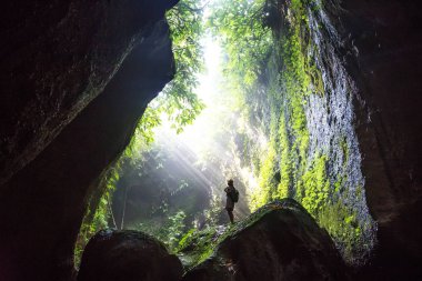 Bali, Endonezya'da ormanda bir kadın 