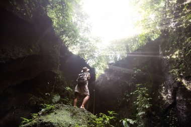 Bali, Endonezya'da ormanda bir kadın 