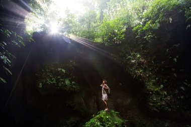 Bali, Endonezya'da ormanda bir kadın 
