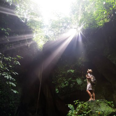 Bali, Endonezya'da ormanda bir kadın 