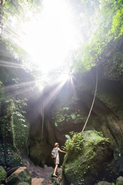 Bali, Endonezya'da ormanda bir kadın 