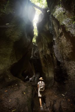Bali, Endonezya'da ormanda bir kadın 